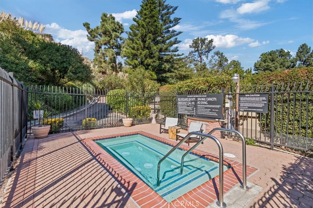 6736 Hillpark Drive 102