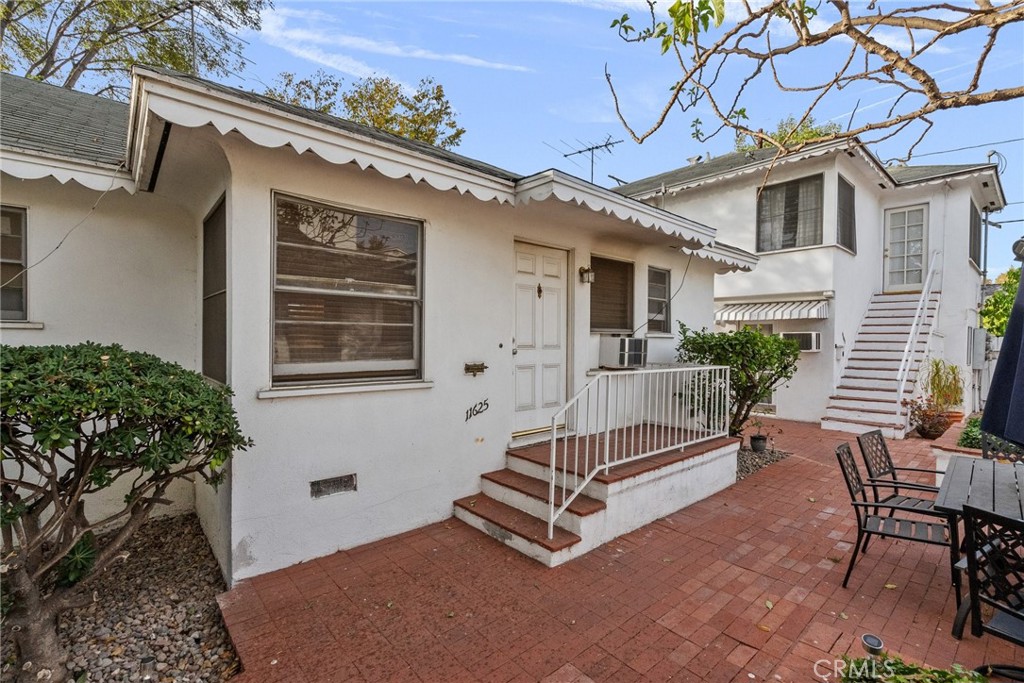 11613 -27 Moorpark Street 11625