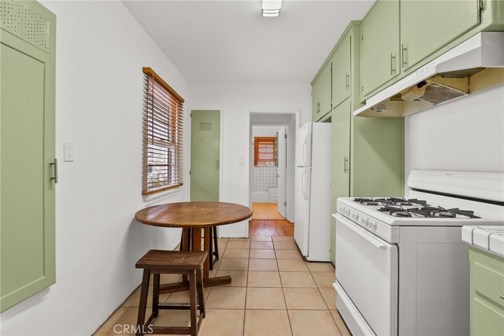 11613 -27 Moorpark Street 11625