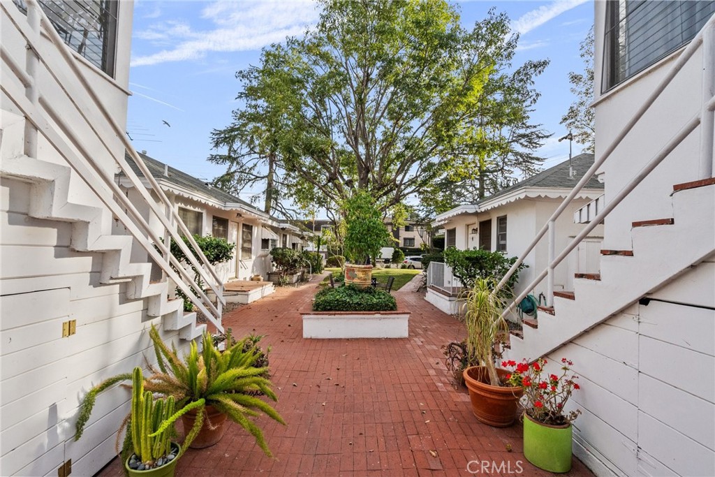 11613 -27 Moorpark Street 11625
