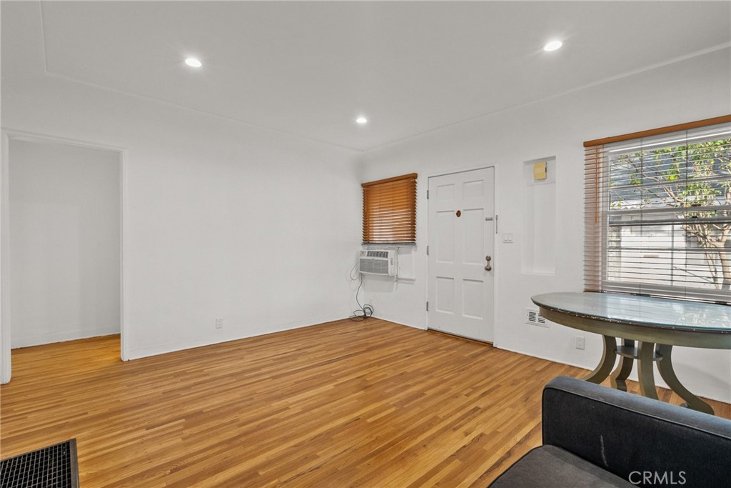 11613 -27 Moorpark Street 11625