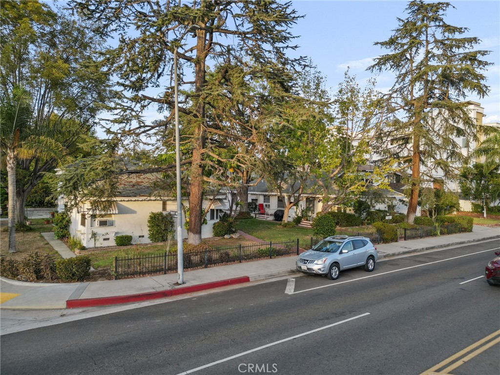 11613 -27 Moorpark Street 11625