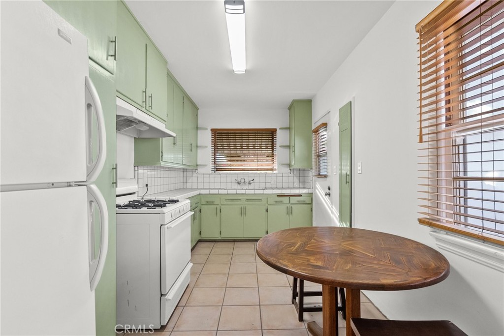 11613 -27 Moorpark Street 11625