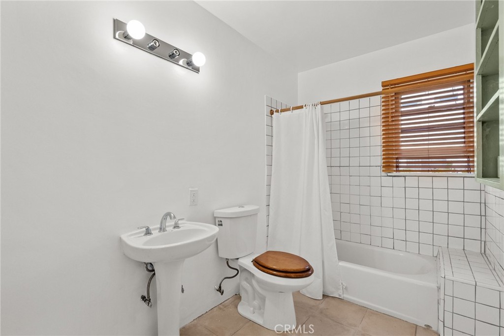 11613 -27 Moorpark Street 11625