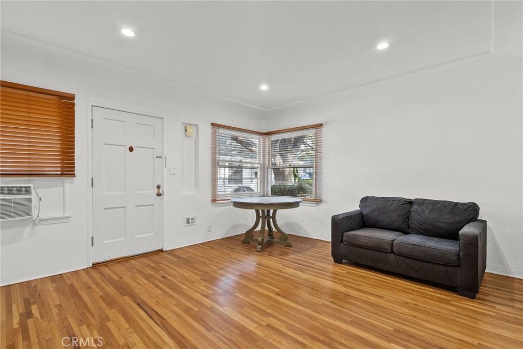 11613 -27 Moorpark Street 11625
