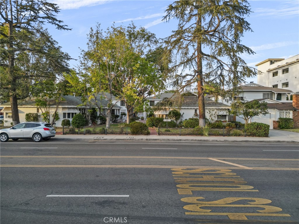 11613 -27 Moorpark Street 11625