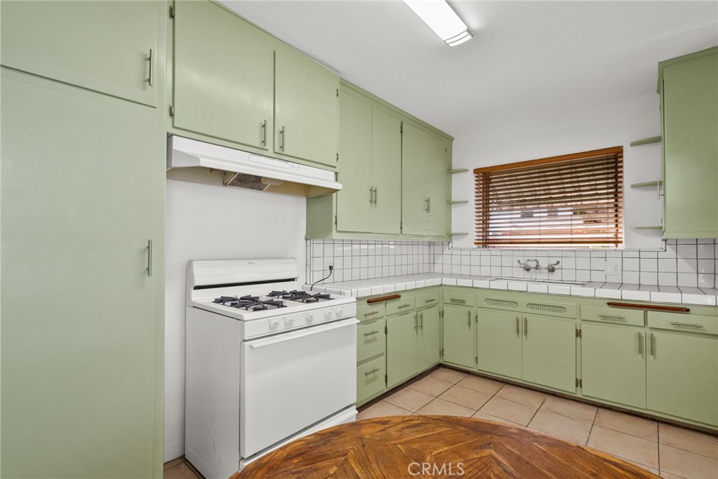 11613 -27 Moorpark Street 11625