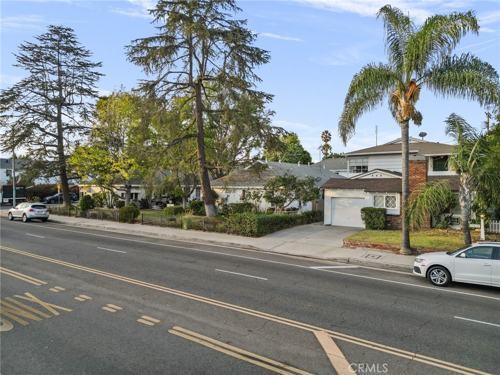11613 -27 Moorpark Street 11625