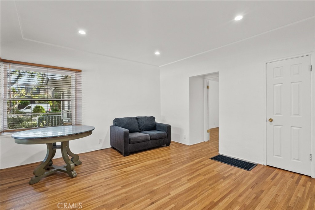 11613 -27 Moorpark Street 11625