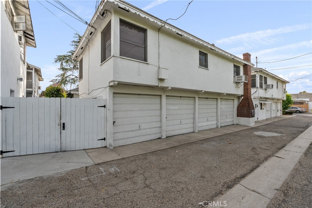 11613 -27 Moorpark Street 11625