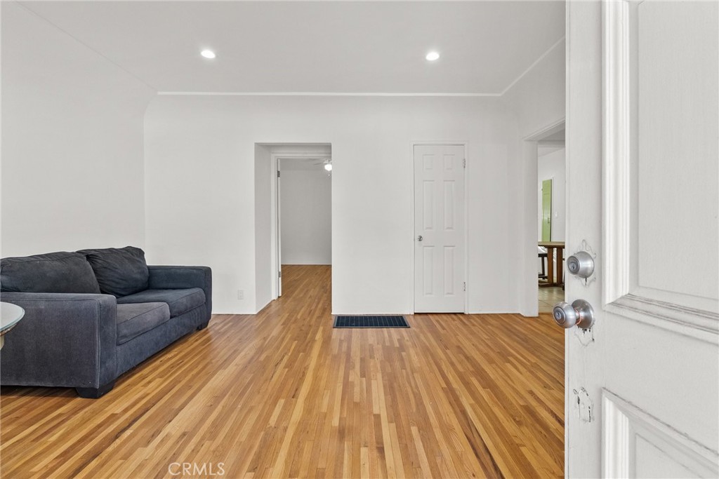 11613 -27 Moorpark Street 11625