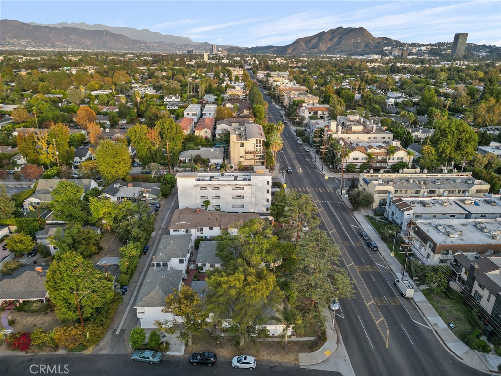 11613 -27 Moorpark Street 11625