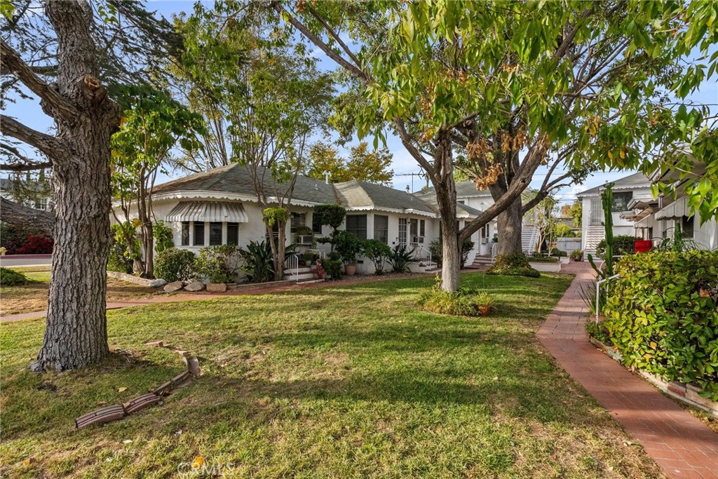 11613 -27 Moorpark Street 11627