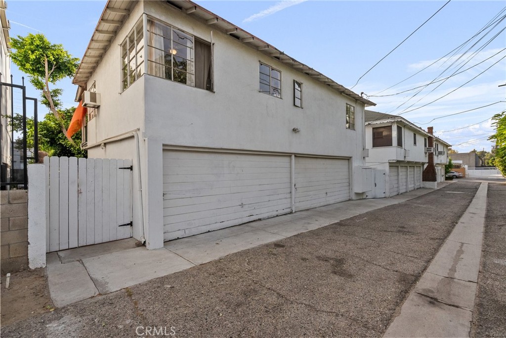 11613 -27 Moorpark Street 11627