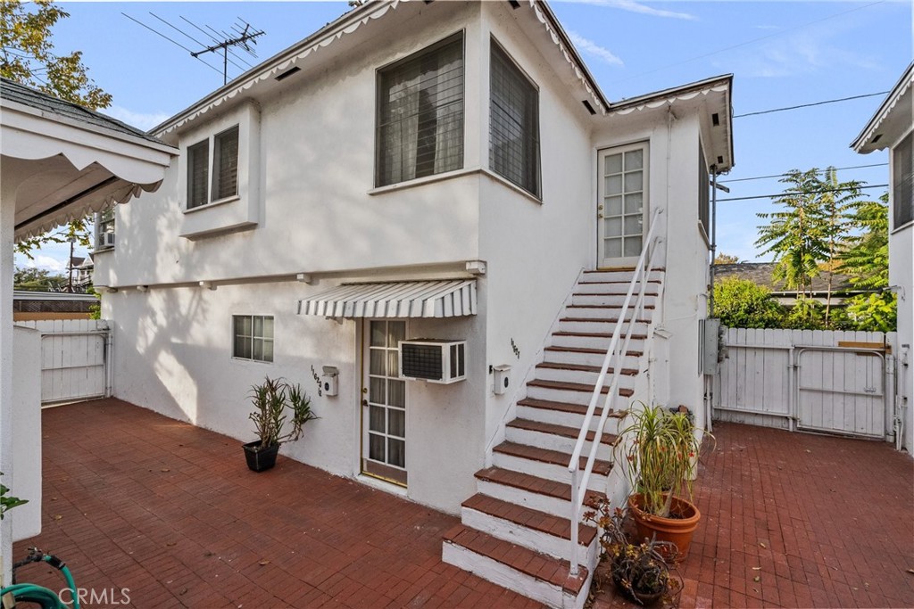 11613 -27 Moorpark Street 11627
