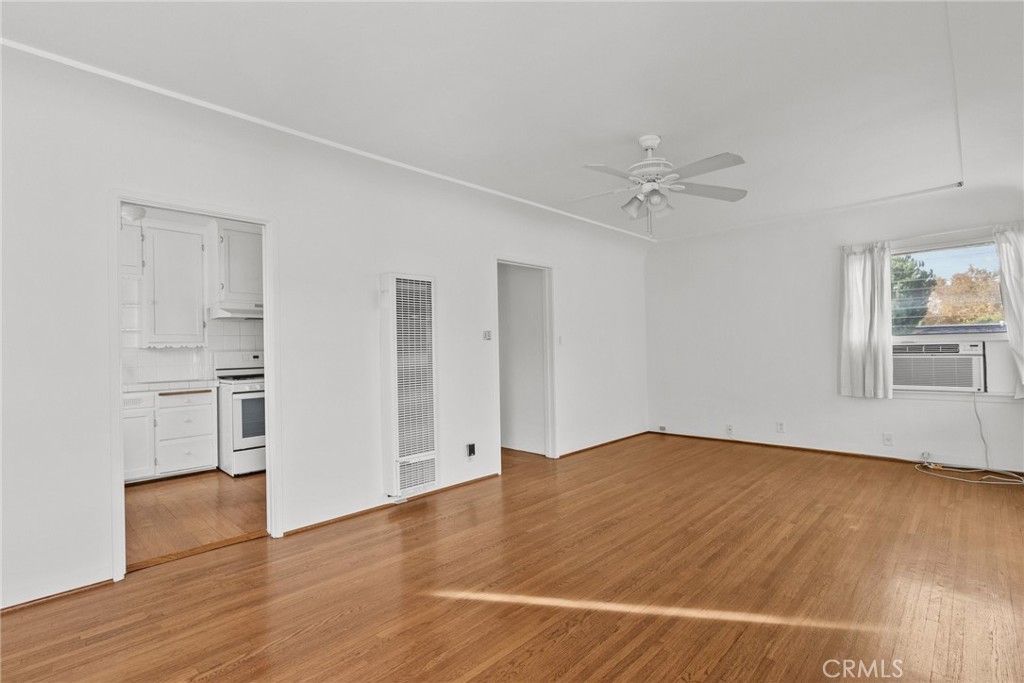 11613 -27 Moorpark Street 11627