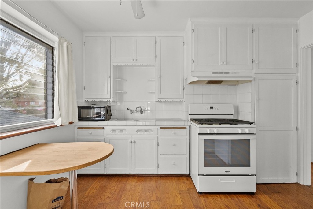 11613 -27 Moorpark Street 11627