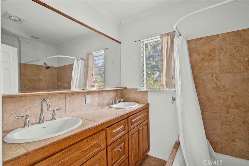 11613 -27 Moorpark Street 11627