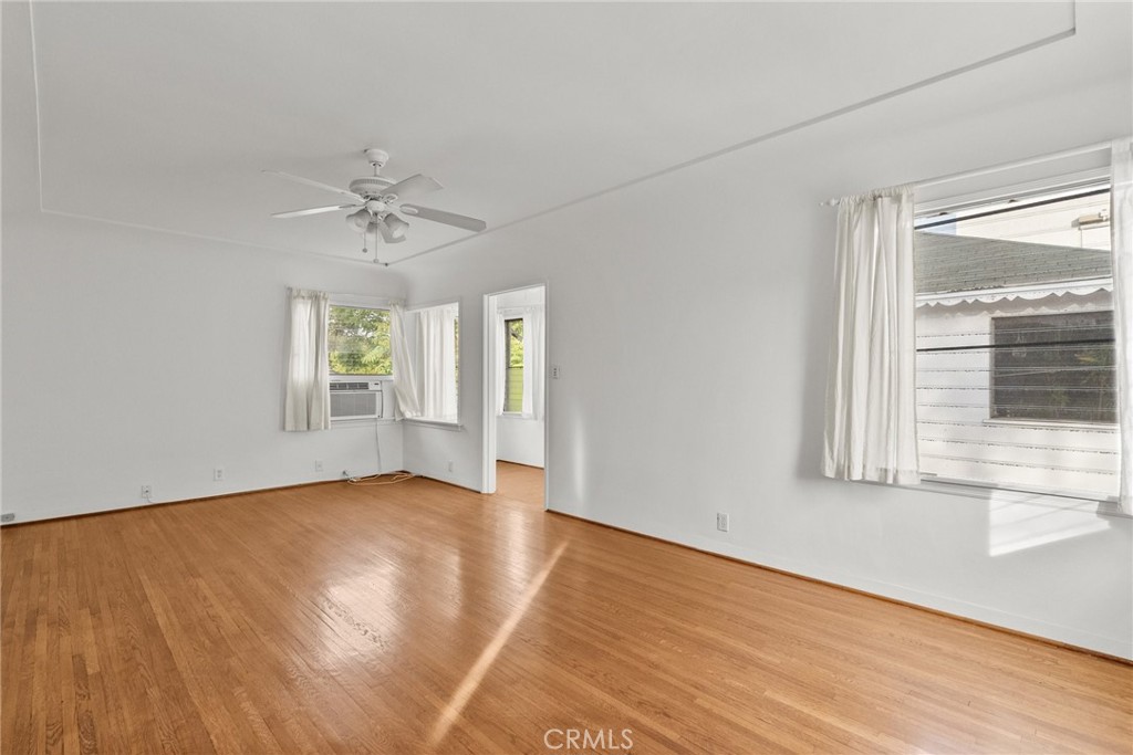 11613 -27 Moorpark Street 11627