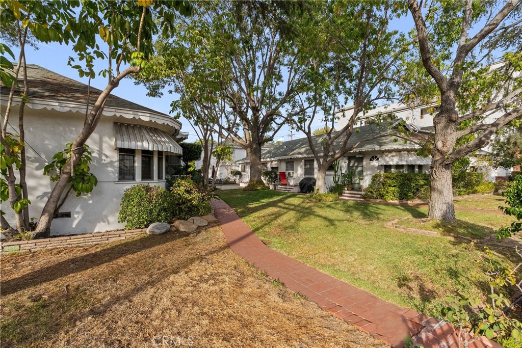 11613 -27 Moorpark Street 11627