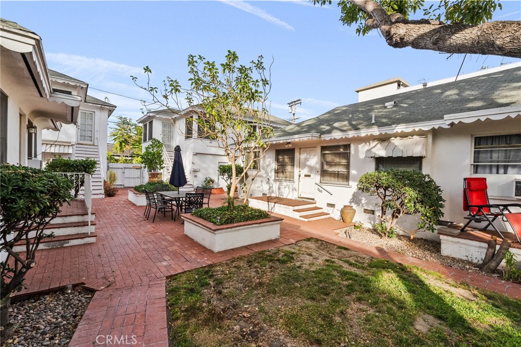 11613 -27 Moorpark Street 11627