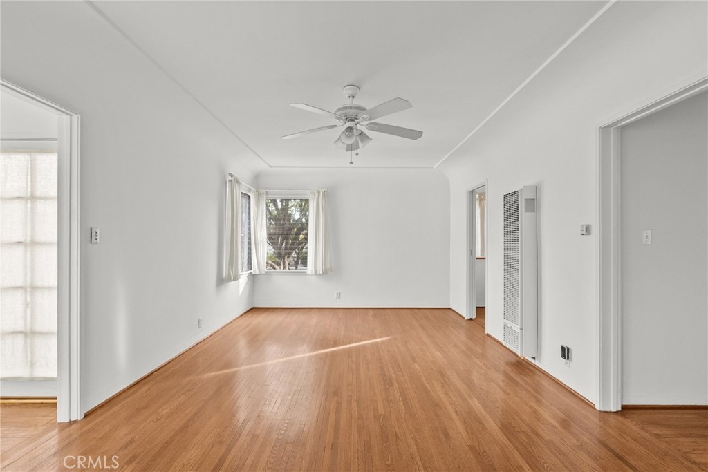11613 -27 Moorpark Street 11627