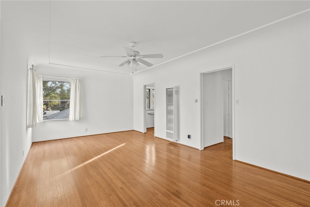 11613 -27 Moorpark Street 11627