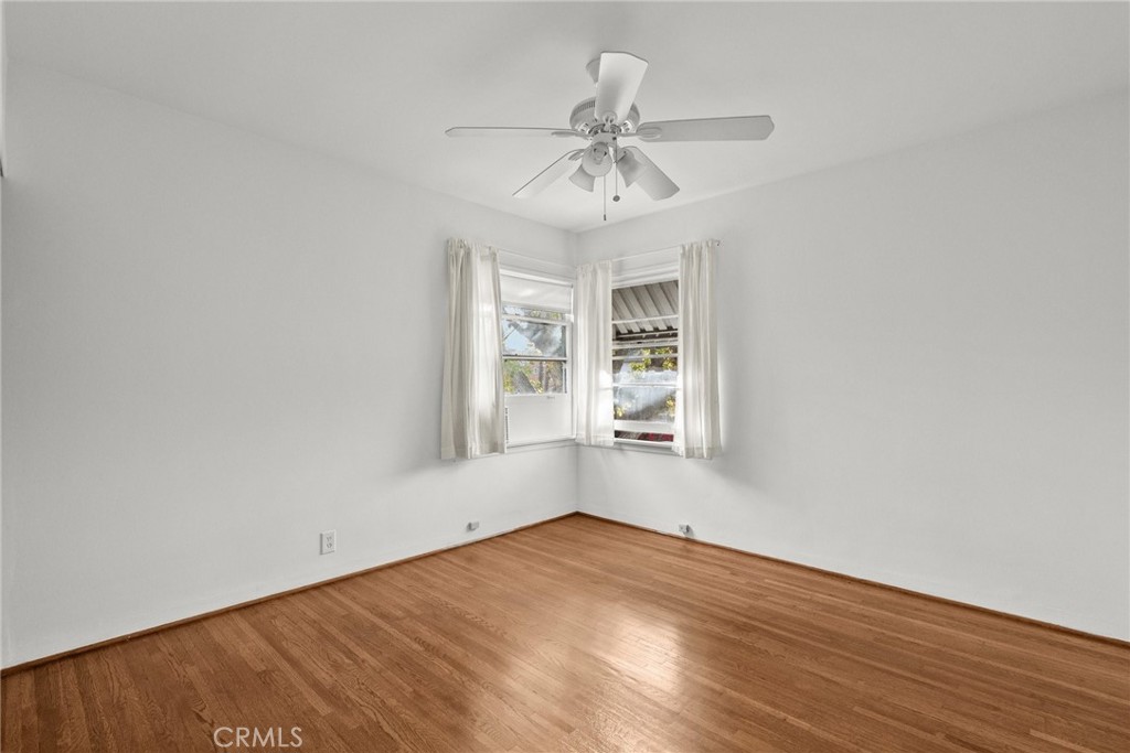 11613 -27 Moorpark Street 11627