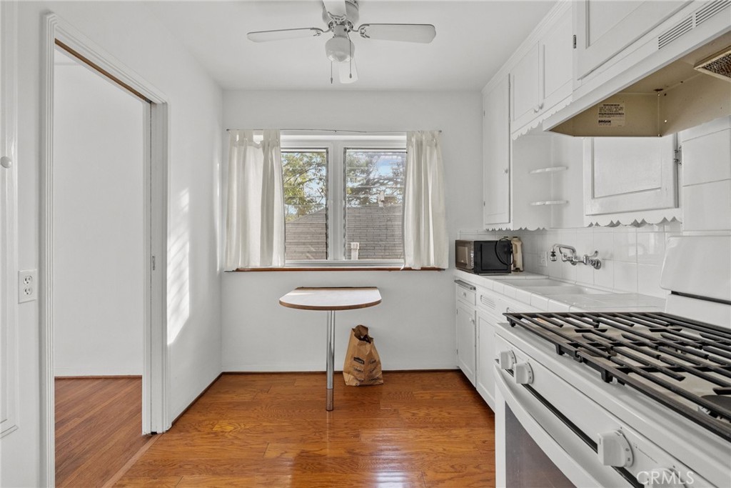 11613 -27 Moorpark Street 11627