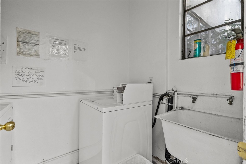 11613 -27 Moorpark Street 11627