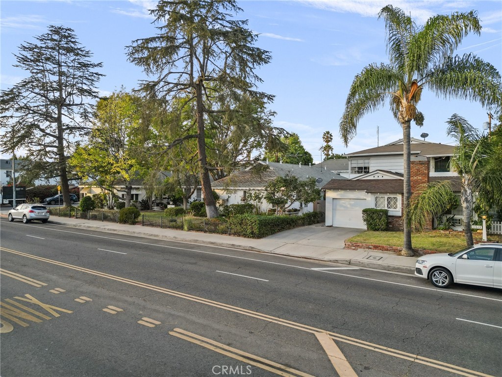 11613 -27 Moorpark Street 11627