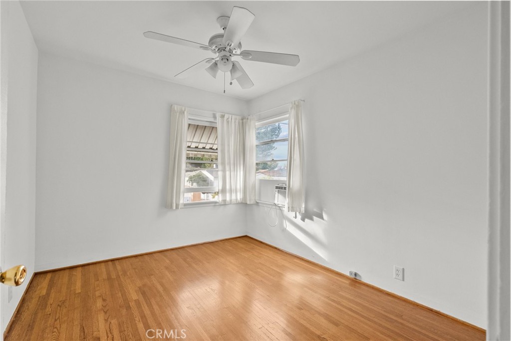 11613 -27 Moorpark Street 11627
