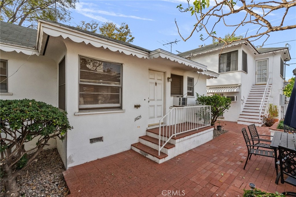 11613 -27 Moorpark Street 11627