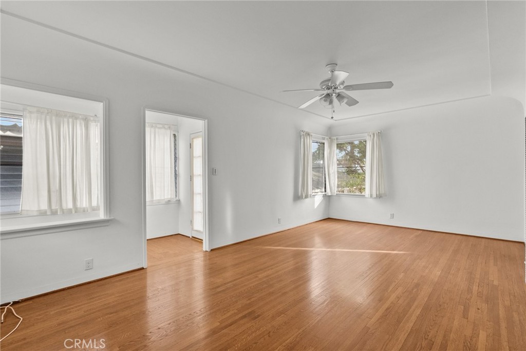 11613 -27 Moorpark Street 11627