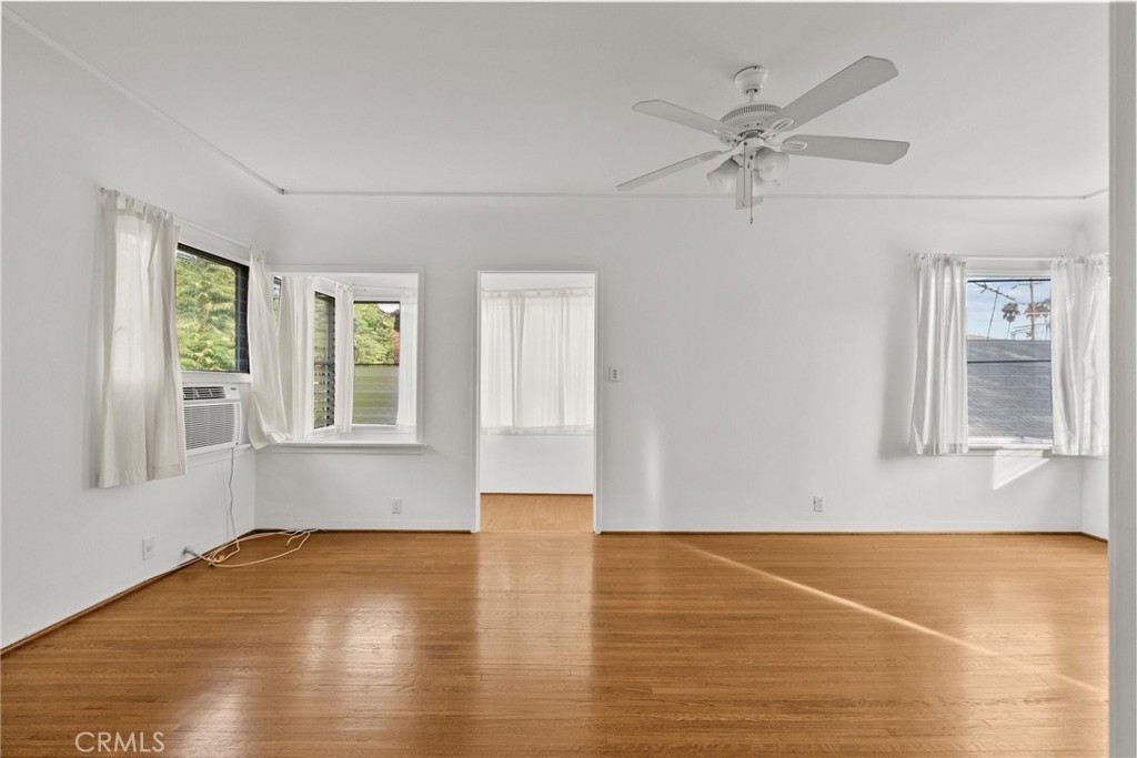 11613 -27 Moorpark Street 11627