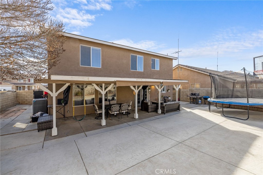 1553 W Holguin