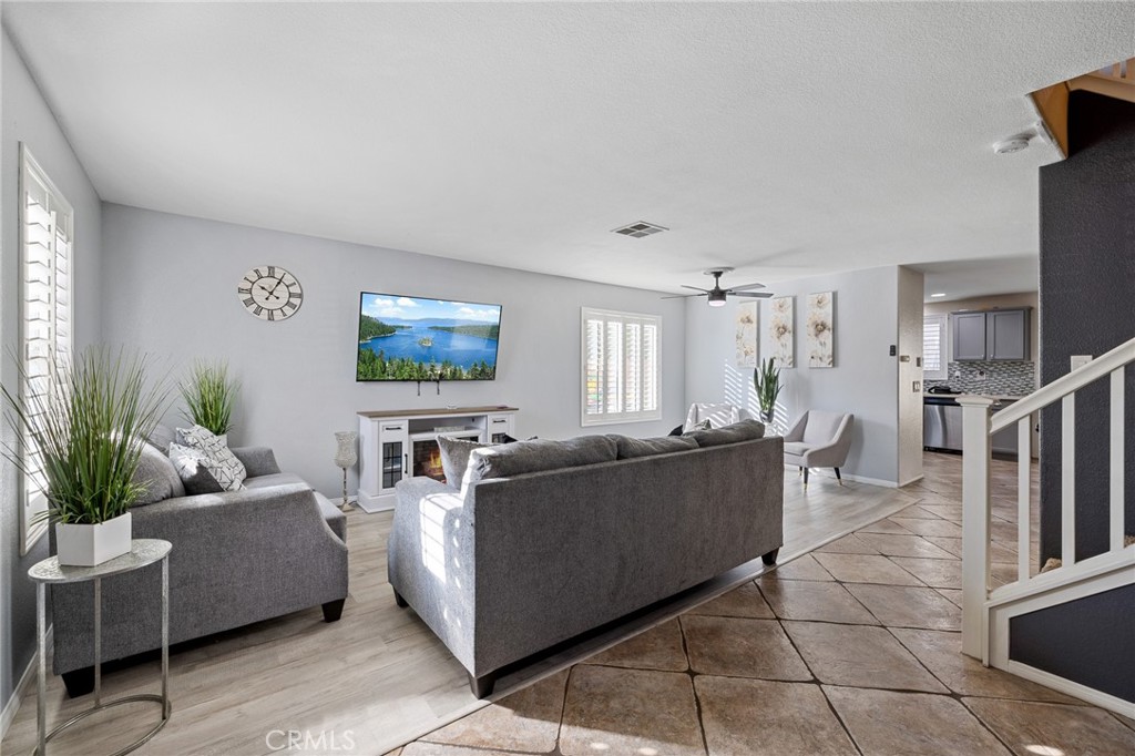 1553 W Holguin