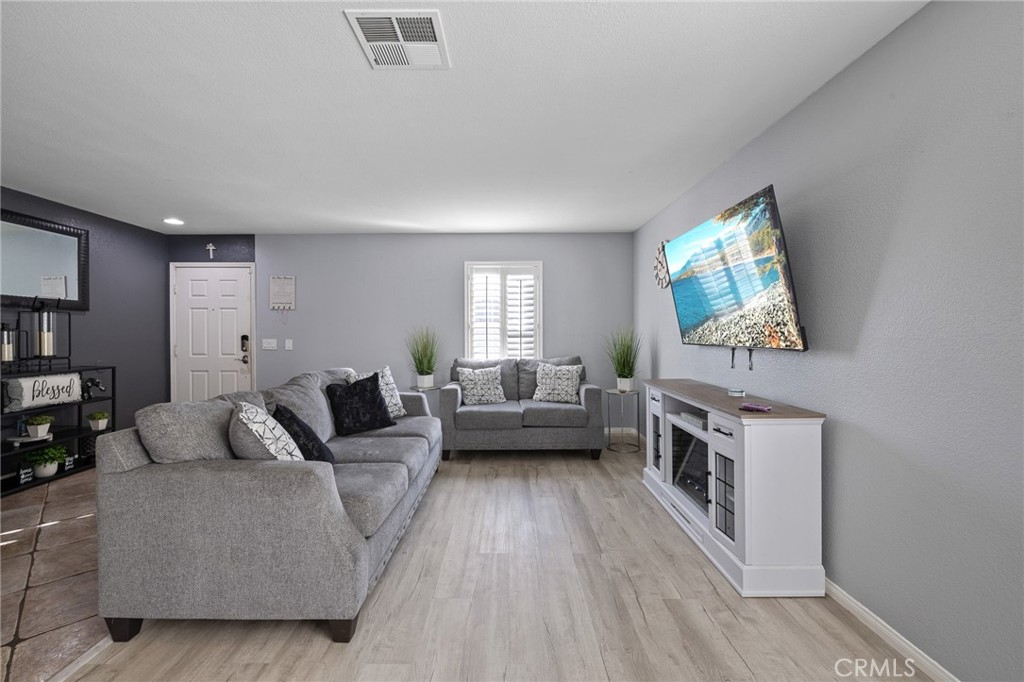 1553 W Holguin