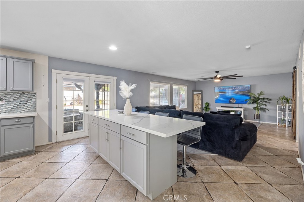 1553 W Holguin