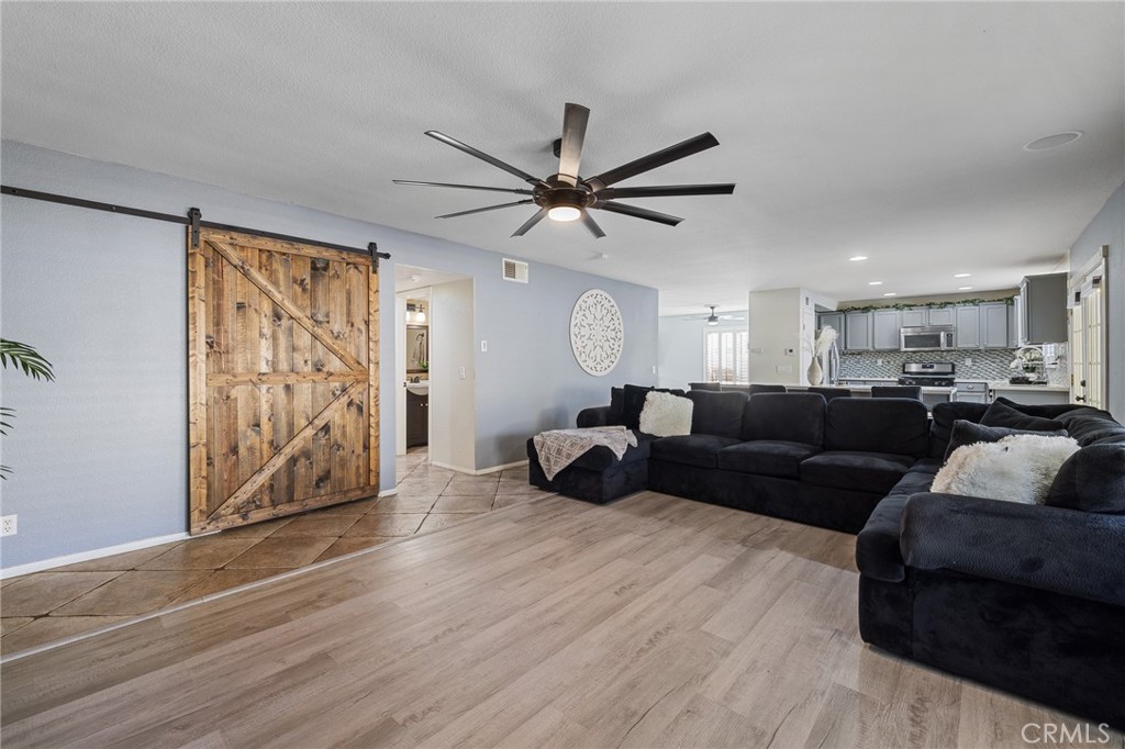 1553 W Holguin