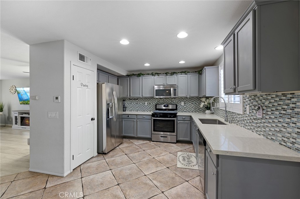1553 W Holguin