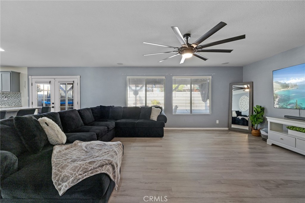 1553 W Holguin