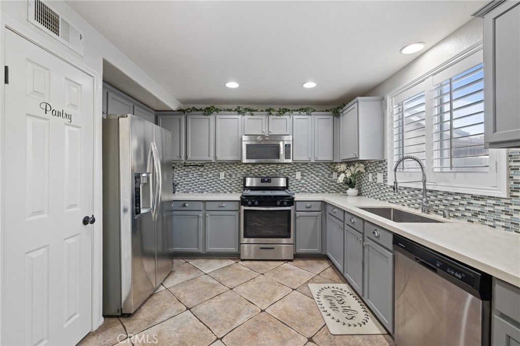 1553 W Holguin