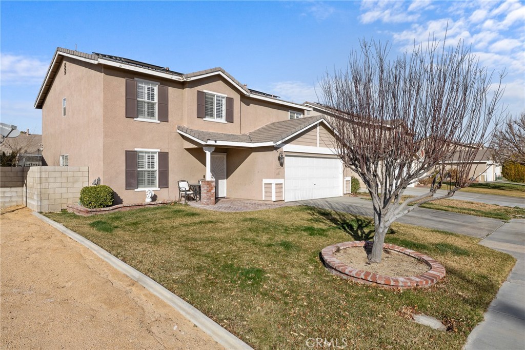 1553 W Holguin