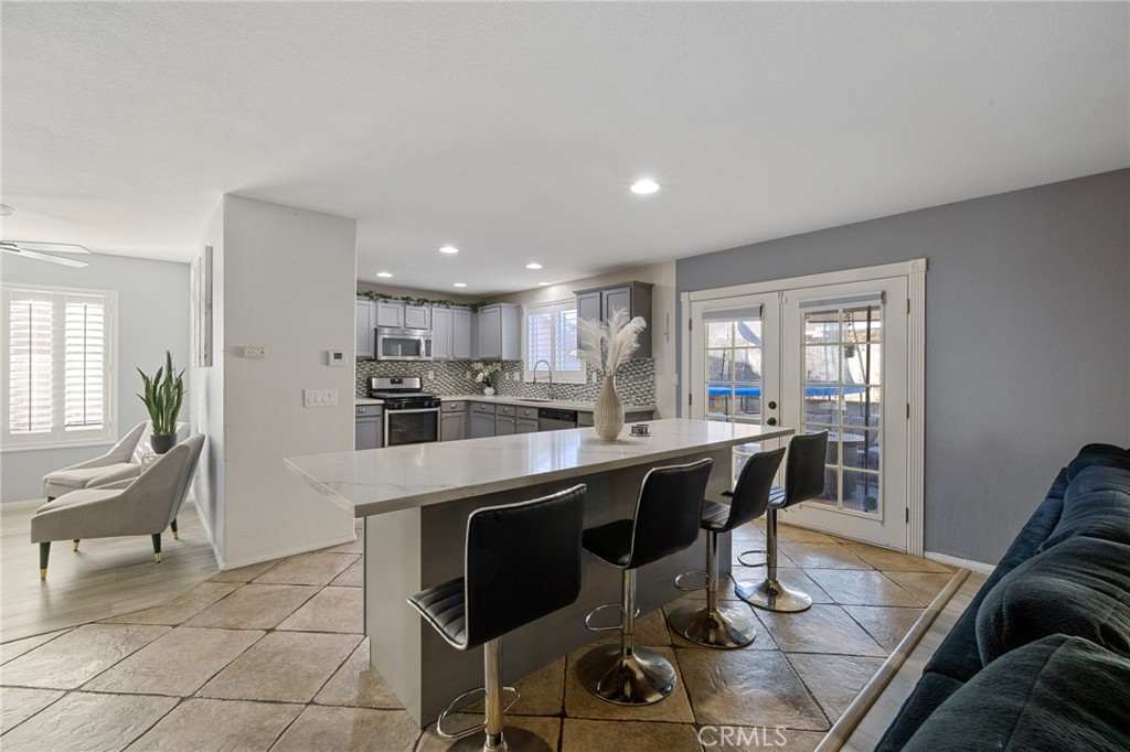 1553 W Holguin
