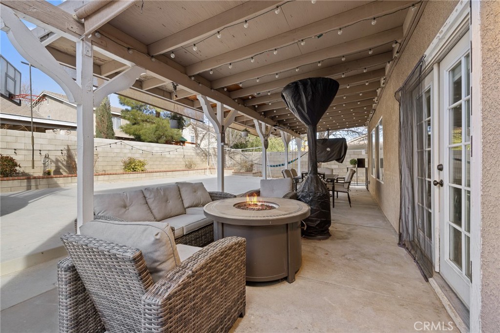 1553 W Holguin