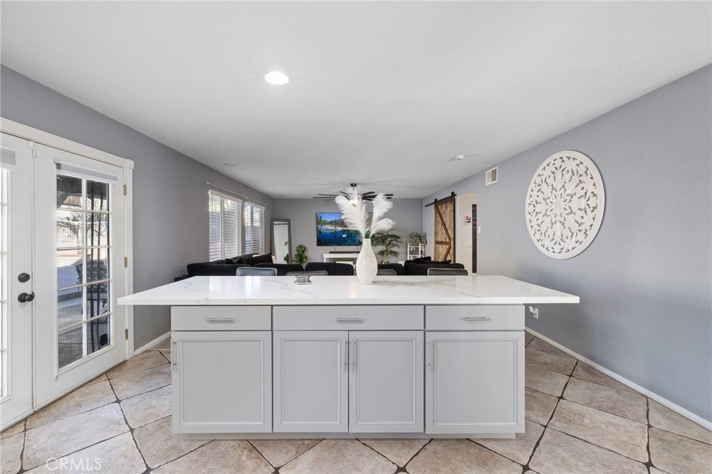 1553 W Holguin