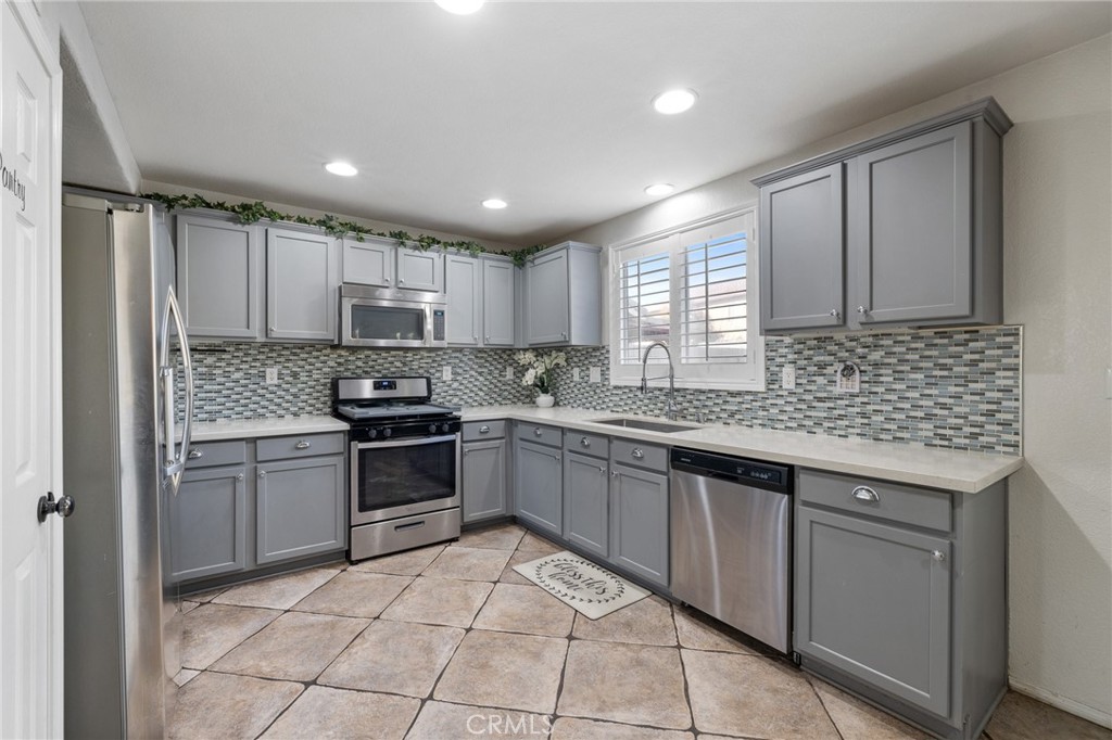 1553 W Holguin