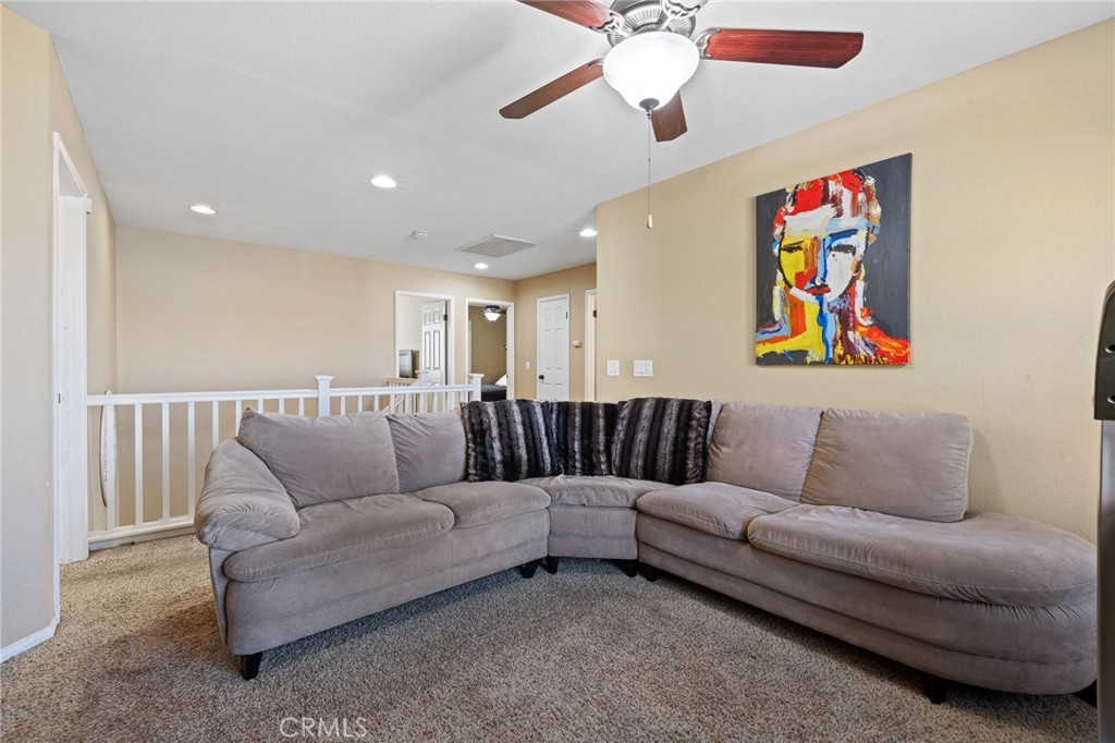 1553 W Holguin