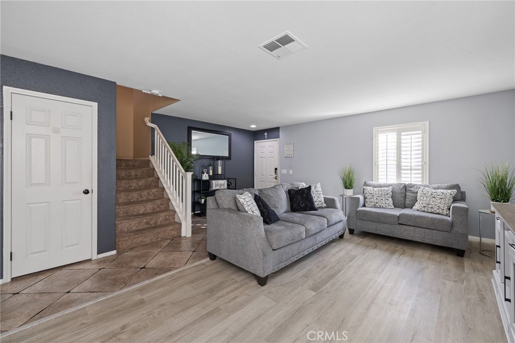 1553 W Holguin